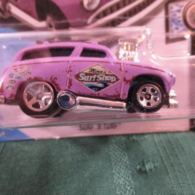 2 Hot Wheels cars