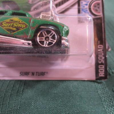 2 Hot Wheels cars