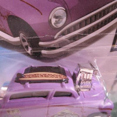 2 Hot Wheels cars