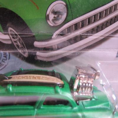 2 Hot Wheels cars