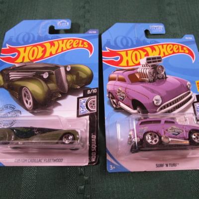 2 Hot Wheels cars