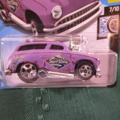 2 Hot Wheels cars