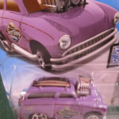 2 Hot Wheels cars