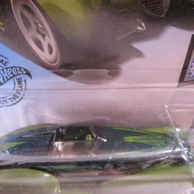 2 Hot Wheels cars