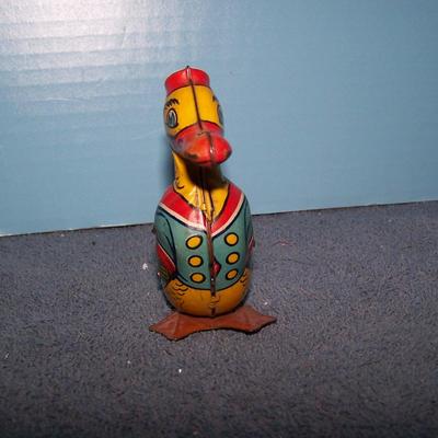 LOT 160 FAB TIN LITHO CHEIN DONALD DUCK??? WIND UP TOY WORKS