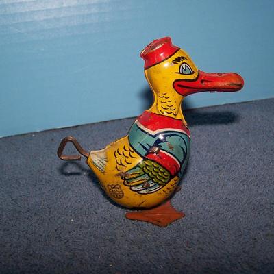 LOT 160 FAB TIN LITHO CHEIN DONALD DUCK??? WIND UP TOY WORKS