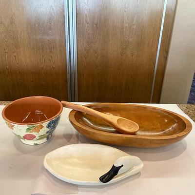 K1048 Large Wooden Dough Bowl with Wooden Swan Bowl and Leaf Pottery Bowl