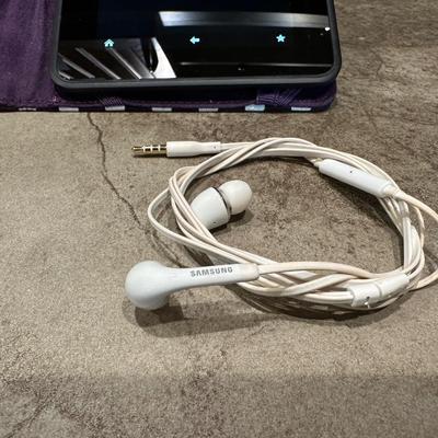 AMAZON KINDLE, SAMSUNG WIRELESS CHARGER, APPLE iPOD 8GB, AUX SPEAKER AND MORE