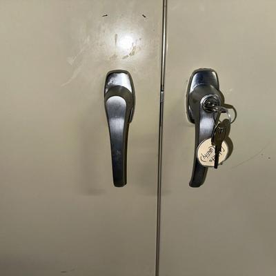 LOCKING METAL CABINET W/KEYS