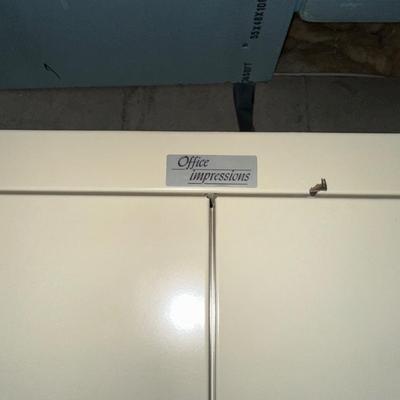 LOCKING METAL CABINET W/KEYS