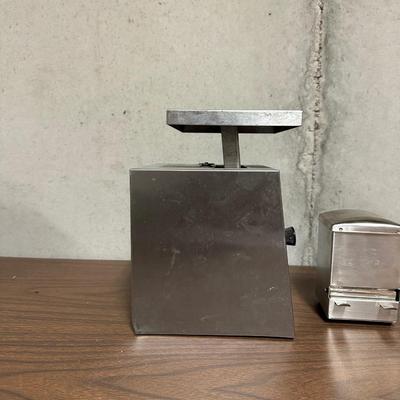 RESTAURANT GRADE PORTION SCALE & A TOOTHPICK DISPENSER