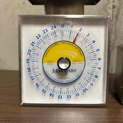 RESTAURANT GRADE PORTION SCALE & A TOOTHPICK DISPENSER