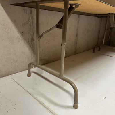2 FOLDING TABLES