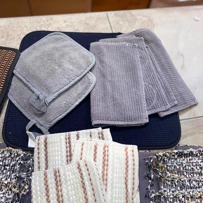 DISH TOWELS, POT HOLDERS, TABLE RUNNER & PLACEMATS