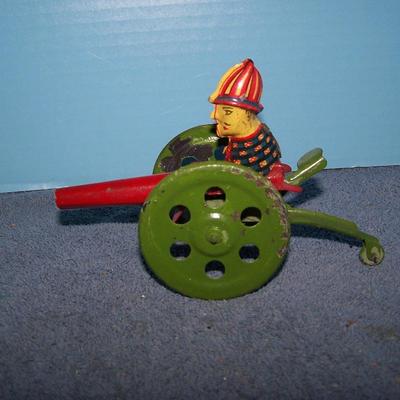 LOT 184 WONDERFUL VINTAGE TIN LITHO WINDUP/LEVER ACTION MANNED CANNON TOY