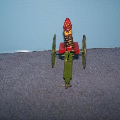 LOT 184 WONDERFUL VINTAGE TIN LITHO WINDUP/LEVER ACTION MANNED CANNON TOY