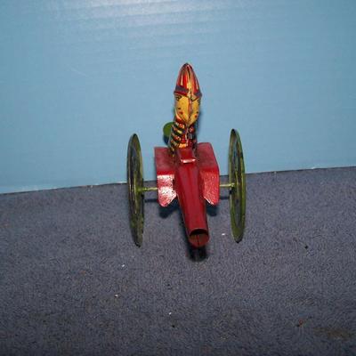 LOT 184 WONDERFUL VINTAGE TIN LITHO WINDUP/LEVER ACTION MANNED CANNON TOY