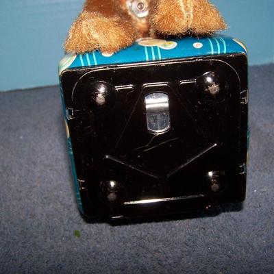 LOT 188 GREAT VINTAGE TIN LITHO BATTERY OP BUBBLE BLOWING MONKEY