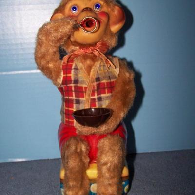 LOT 188 GREAT VINTAGE TIN LITHO BATTERY OP BUBBLE BLOWING MONKEY