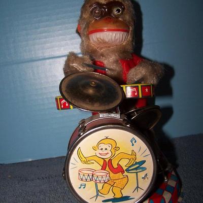 LOT 194 THIS IS A GREAT VINTAGE TIN LITHO BATTERY OP DRUMMING MONKEY TOY ALPS JAPAN
