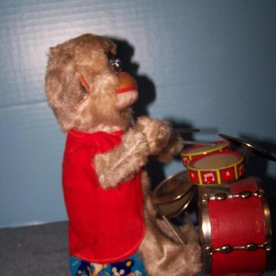 LOT 194 THIS IS A GREAT VINTAGE TIN LITHO BATTERY OP DRUMMING MONKEY TOY ALPS JAPAN