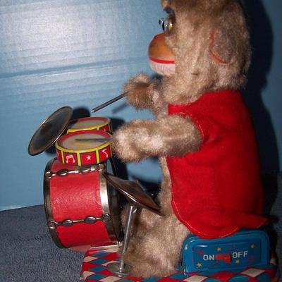 LOT 194 THIS IS A GREAT VINTAGE TIN LITHO BATTERY OP DRUMMING MONKEY TOY ALPS JAPAN