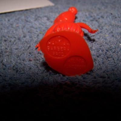 LOT 196 WONDERFUL FLINTSTONES STICKPINS & MARX PLAYSET PLASTIC FIGURES