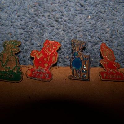 LOT 196 WONDERFUL FLINTSTONES STICKPINS & MARX PLAYSET PLASTIC FIGURES