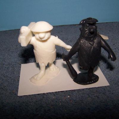 LOT 196 WONDERFUL FLINTSTONES STICKPINS & MARX PLAYSET PLASTIC FIGURES