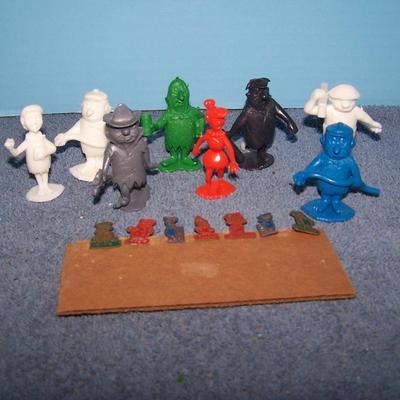 LOT 196 WONDERFUL FLINTSTONES STICKPINS & MARX PLAYSET PLASTIC FIGURES