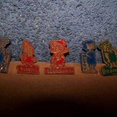 LOT 196 WONDERFUL FLINTSTONES STICKPINS & MARX PLAYSET PLASTIC FIGURES