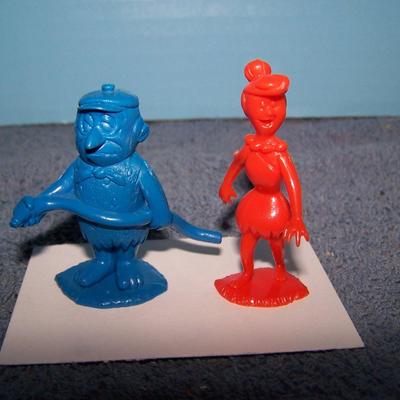LOT 196 WONDERFUL FLINTSTONES STICKPINS & MARX PLAYSET PLASTIC FIGURES
