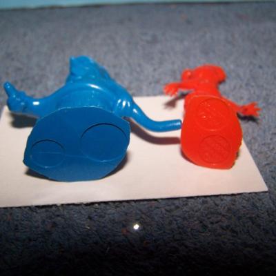 LOT 196 WONDERFUL FLINTSTONES STICKPINS & MARX PLAYSET PLASTIC FIGURES