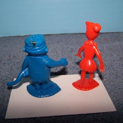 LOT 196 WONDERFUL FLINTSTONES STICKPINS & MARX PLAYSET PLASTIC FIGURES