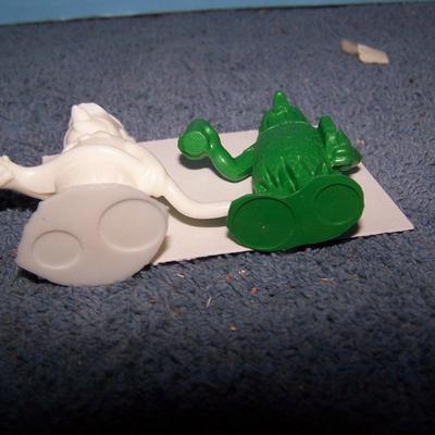 LOT 196 WONDERFUL FLINTSTONES STICKPINS & MARX PLAYSET PLASTIC FIGURES