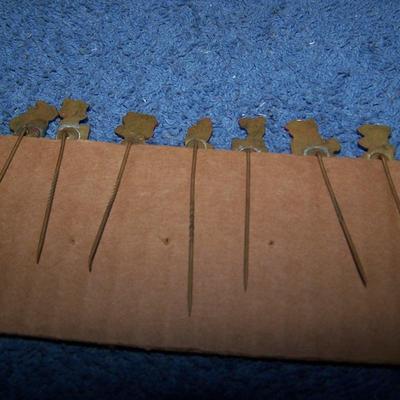 LOT 196 WONDERFUL FLINTSTONES STICKPINS & MARX PLAYSET PLASTIC FIGURES