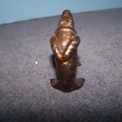 LOT 214 VINTAGE CAST IRON SCOTTY DOG & METAL FISH
