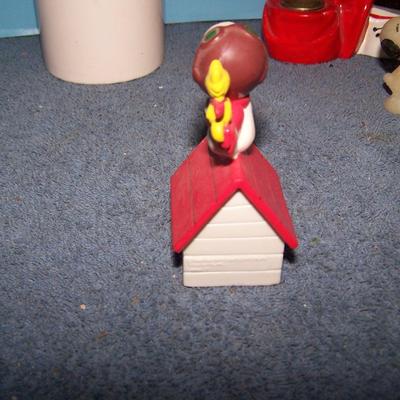 LOT 216 COLLECTABLE MCM SNOOPY/PEANUTS STUFF