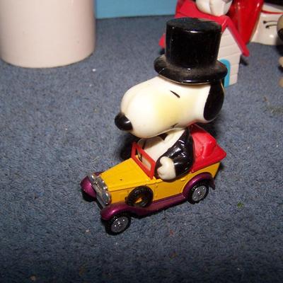 LOT 216 COLLECTABLE MCM SNOOPY/PEANUTS STUFF