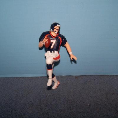 LOT 224 HALLMARK BRONCOS JOHN ELWAY CHRISTMAS ORNAMENT in BOX