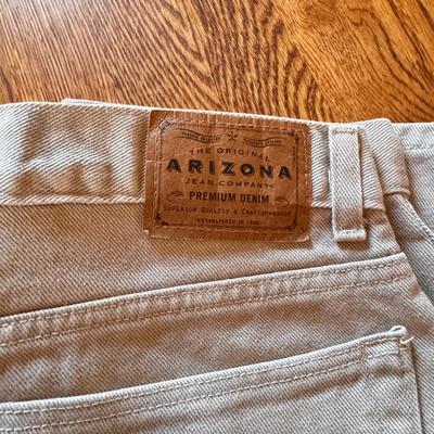 Carhartt, Levi’s, Wrangler and Other Men’s Pants and Shorts - Sizes 32-34 (B3-DZ)