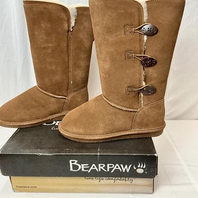 Lot A 104. NIB BEARPAW Lauren - Hickory Size 9