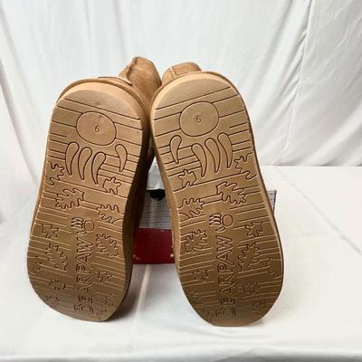 Lot A 111 NIB BEARPAW Blanca Tall II - Hickory Size 9