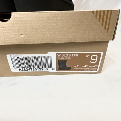 Lot A 112 NIB Koolaburra by UGG Dezi Short - Black Size 9