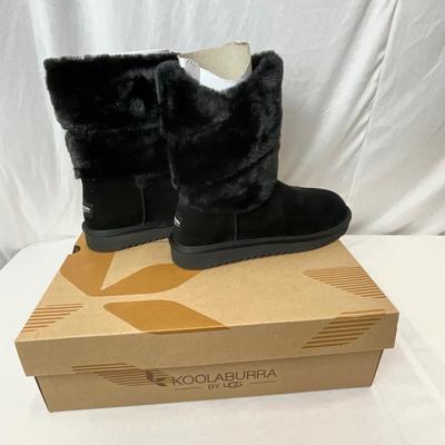 Lot A 112 NIB Koolaburra by UGG Dezi Short - Black Size 9