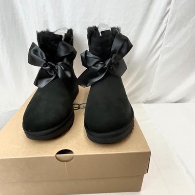 Lot A 113 NIB UGG Gita Bow Mini - Black Size 8