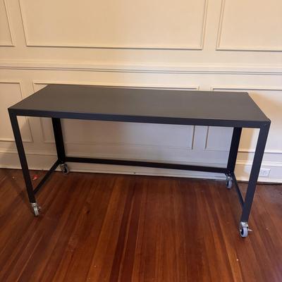 Sturdy Metal Table on Wheels (UO-DZ)