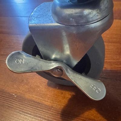 Sturdy Metal Table on Wheels (UO-DZ)