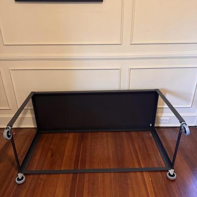 Sturdy Metal Table on Wheels (UO-DZ)