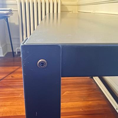 Sturdy Metal Table on Wheels (UO-DZ)